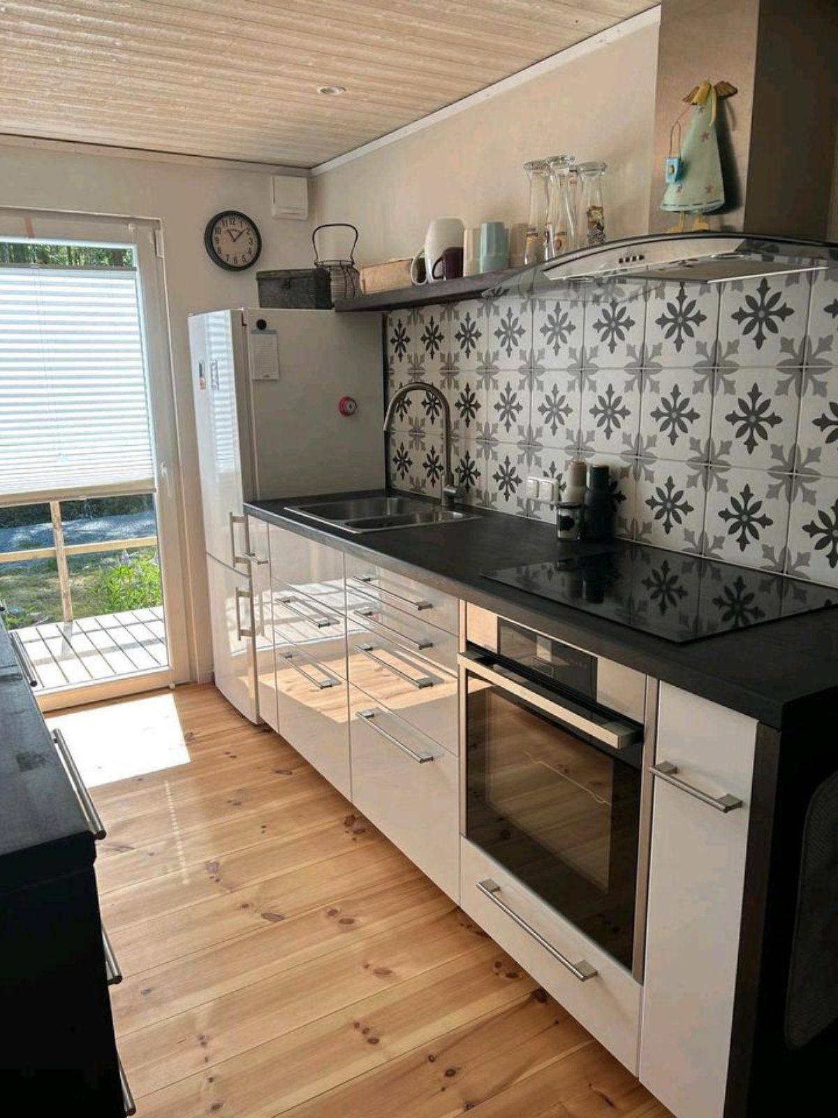 Zona giorno aperta: cucina con elettrodomestici di alta qualità