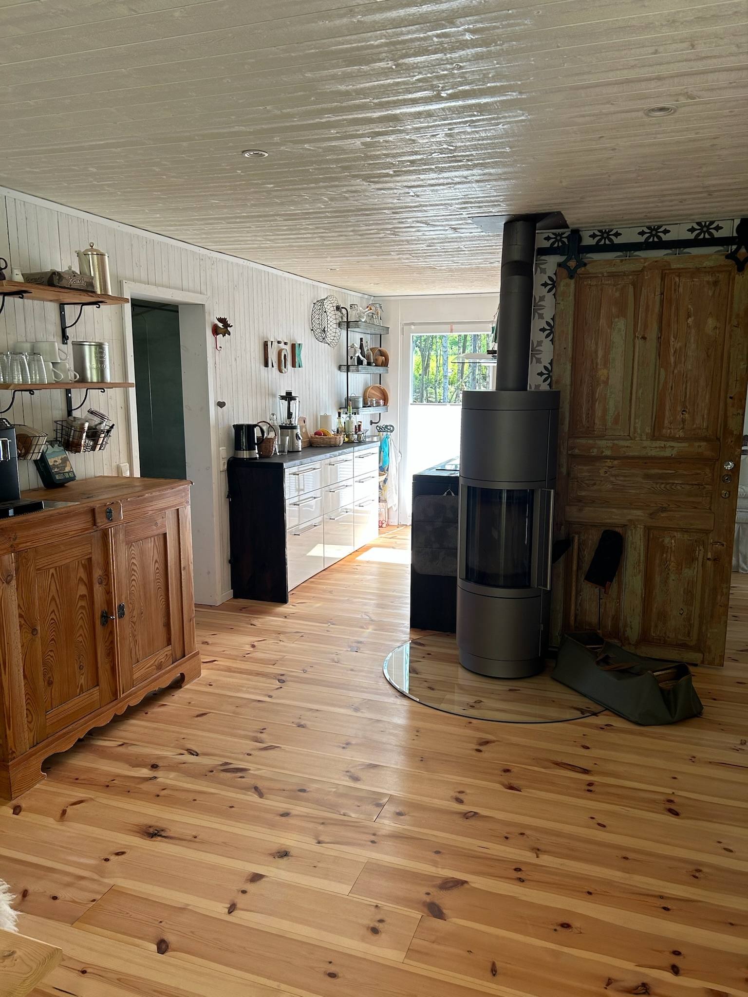 Nuova stufa a legna Hase SILA PLUS (7 kW, con accumulo di calore pesante di 140 kg), che grazie alla sua costruzione e posizione riscalda in modo eccellente l’intera casa.