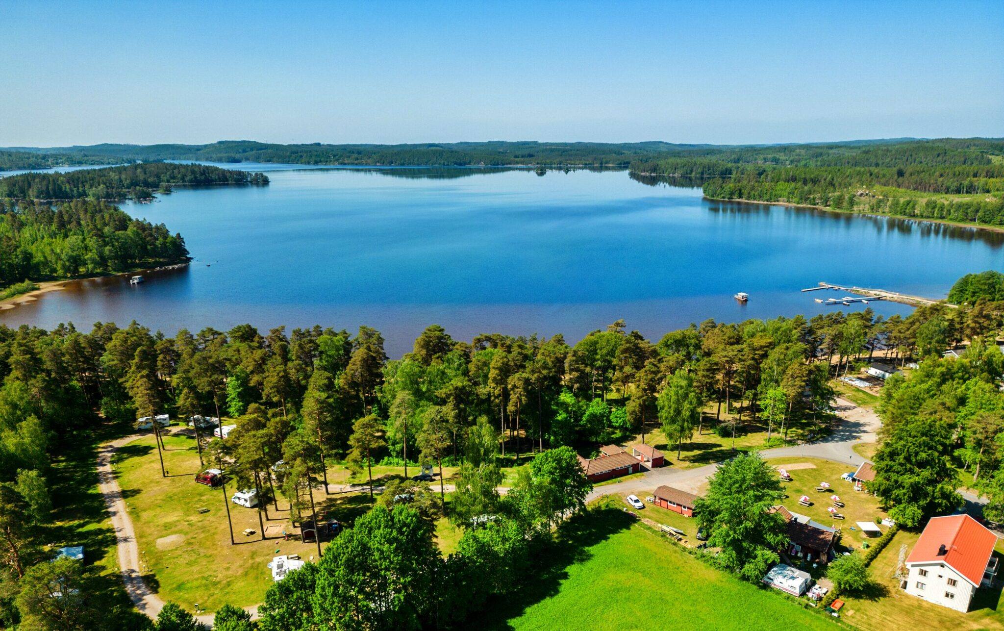 Camping pittoresco al lago