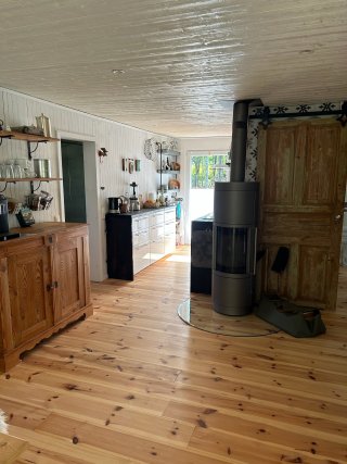 Neuer Holzofen Hase SILA PLUS (7 kW, mit 140 kg schwerem Wärmespeicher), der aufgrund seiner Bauart und Position das gesamte Haus hervorragend wärmt.